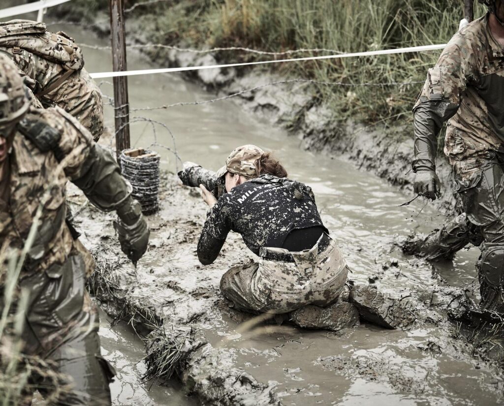 militærfoto fotograf i vand og mudder
