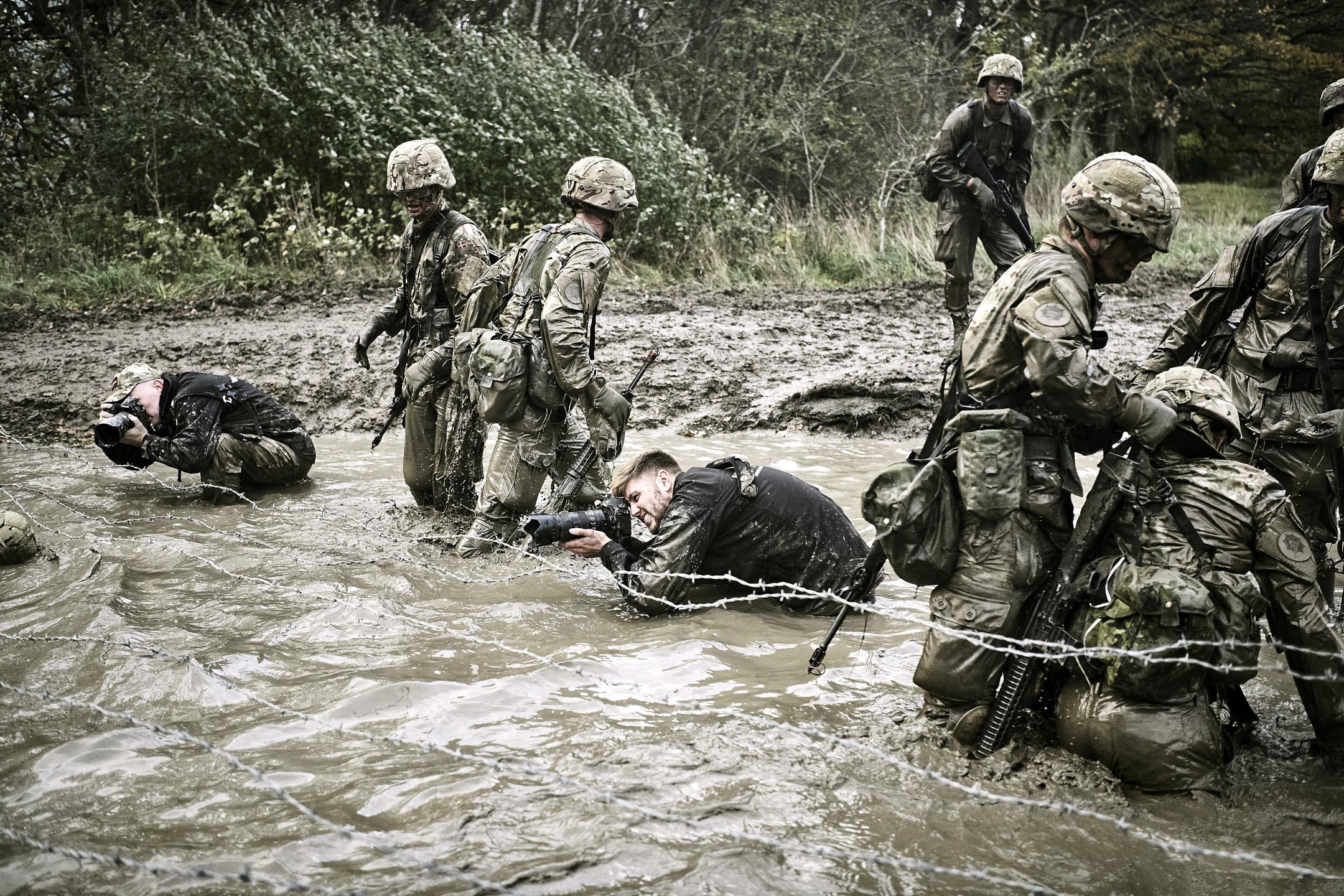 militærfoto fotograf i vand og mudder